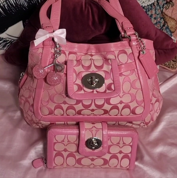 ****S O L D**** EXTREMELY RARE AND HTF COACH CRICKET Y2K 08' PINK SHOULDER BAG - Picture 1 of 12